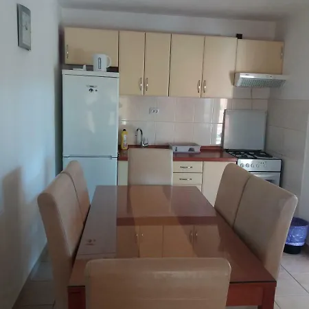 Apartman Lara *